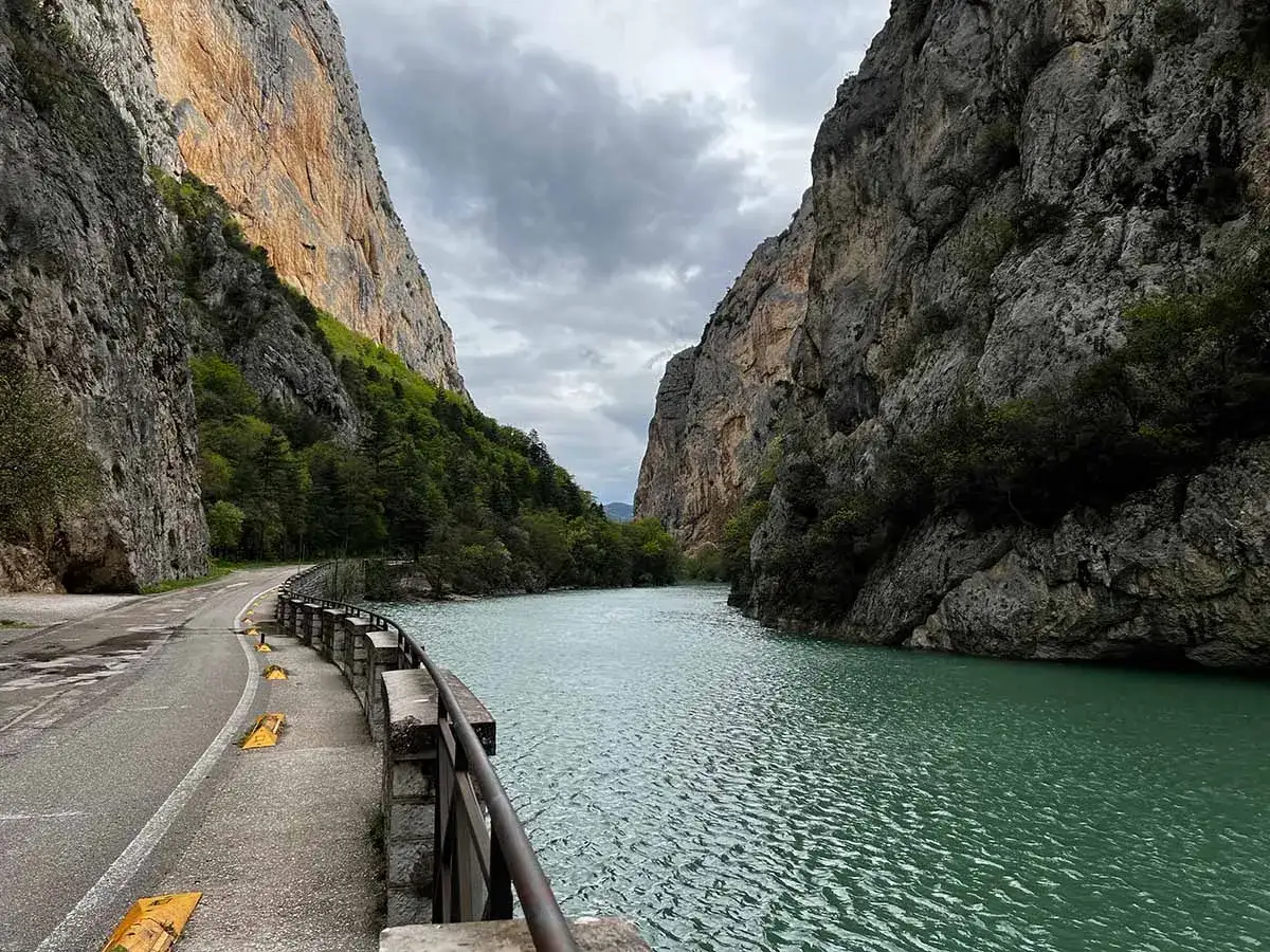 La golena del Furlo, con le sue imponenti pareti rocciose e il fiume color smeraldo, invita a un viaggio nella natura selvaggia.
