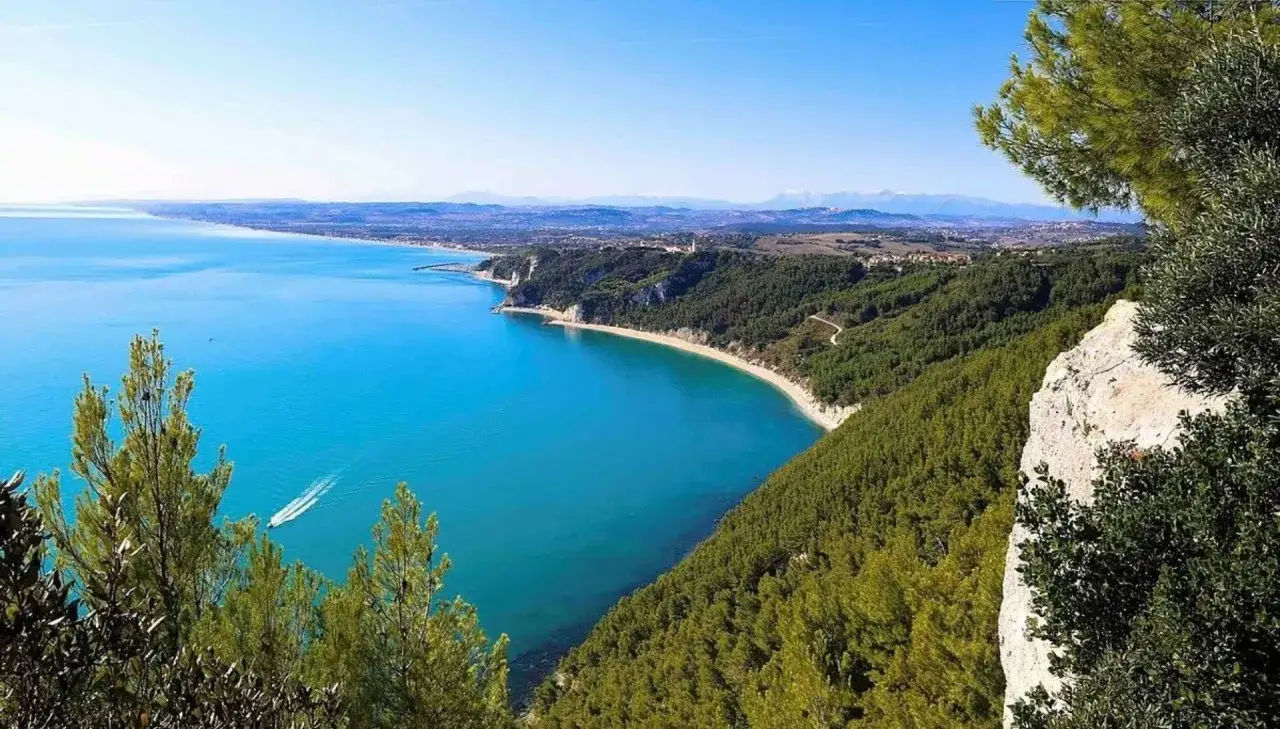 Vista mozzafiato del mare cristallino e della costa verdeggiante: ecco cosa vedere a Numana e Sirolo, un paradiso da esplorare.