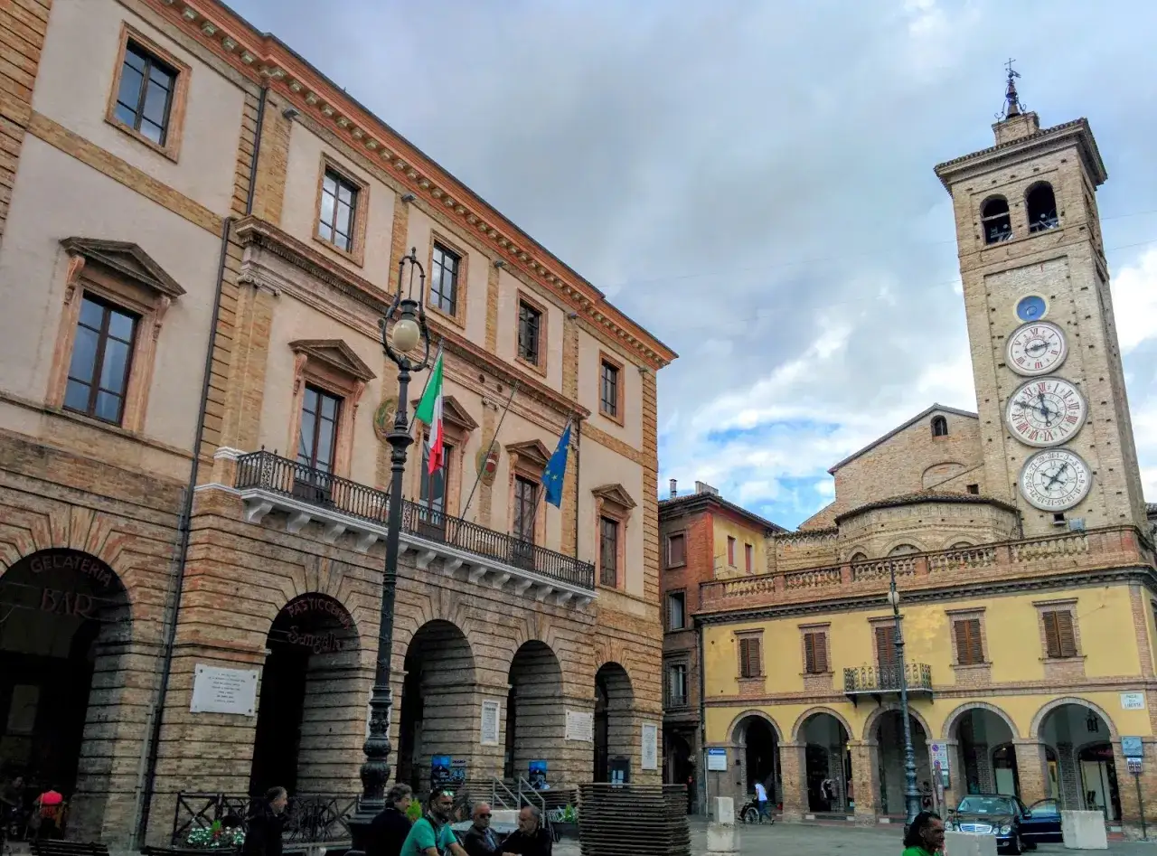 Piazza a Tolentino, Marche, con il Palazzo Comunale e la torre dell'orologio.