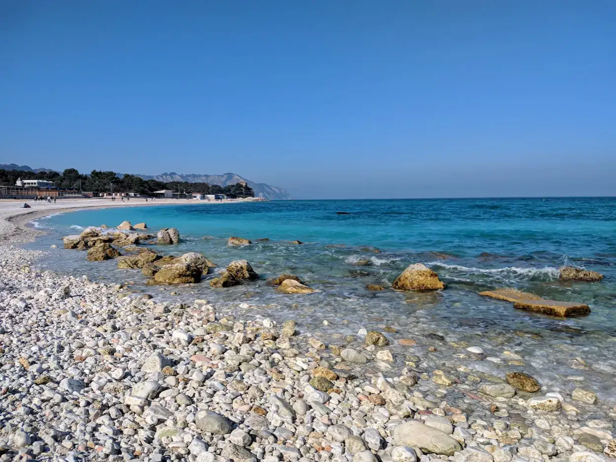 Portonovo, tra le spiagge pi&ugrave; belle, con ciottoli bianchi e un mare turchese che invita a tuffarsi.