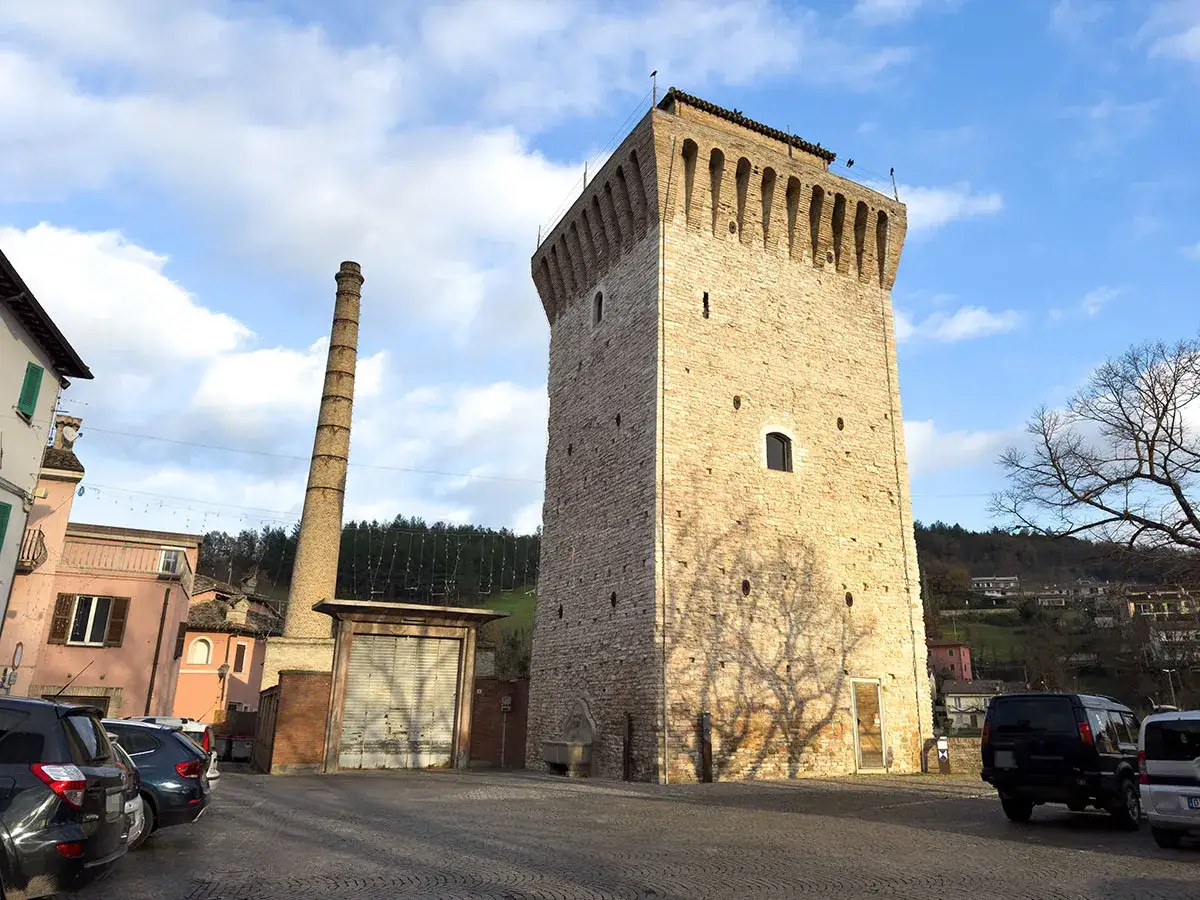 Torre medievale e ciminiera a Fermignano, cosa vedere per un tuffo nella storia.