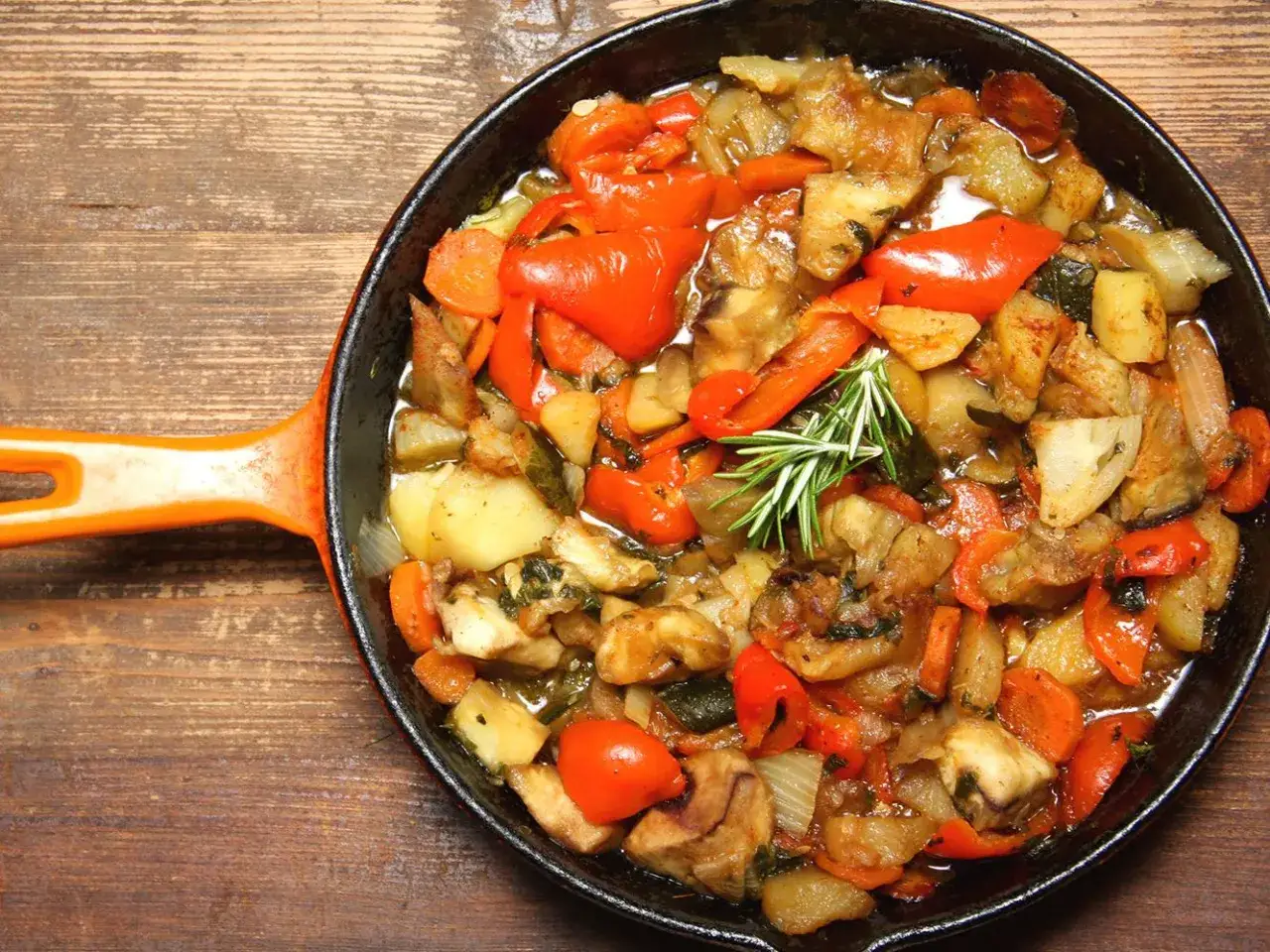 Frecand&ograve; ricetta: un saporito mix di verdure cotte in padella, con peperoni rossi, patate, melanzane e carote.