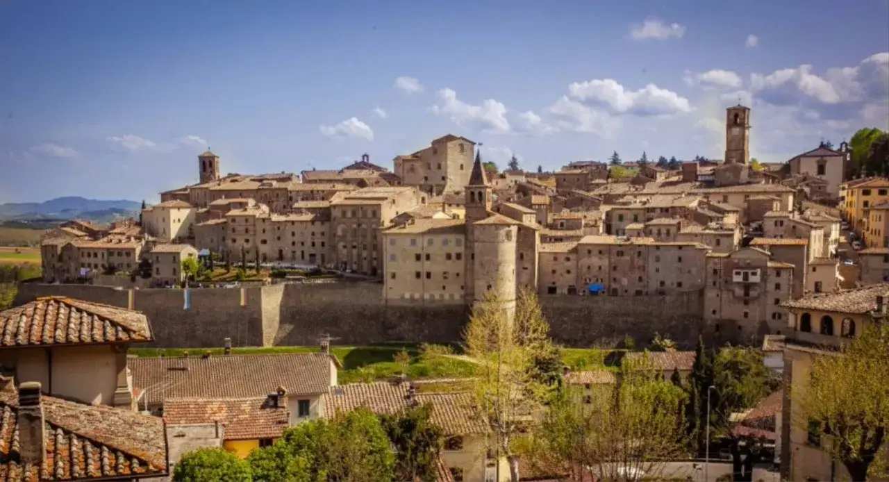 Panoramica di Anghiari, borgo medievale con torri e case in pietra. Perfetto per scoprire cose da fare a Anghiari.