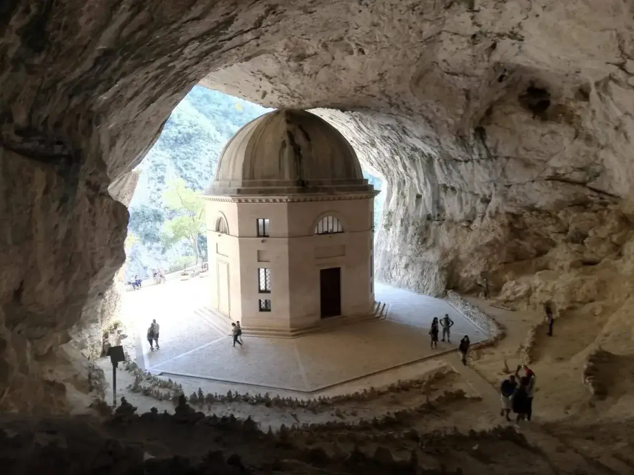 Tempio di Valadier a Genga, un gioiello da vedere incastonato nella roccia.