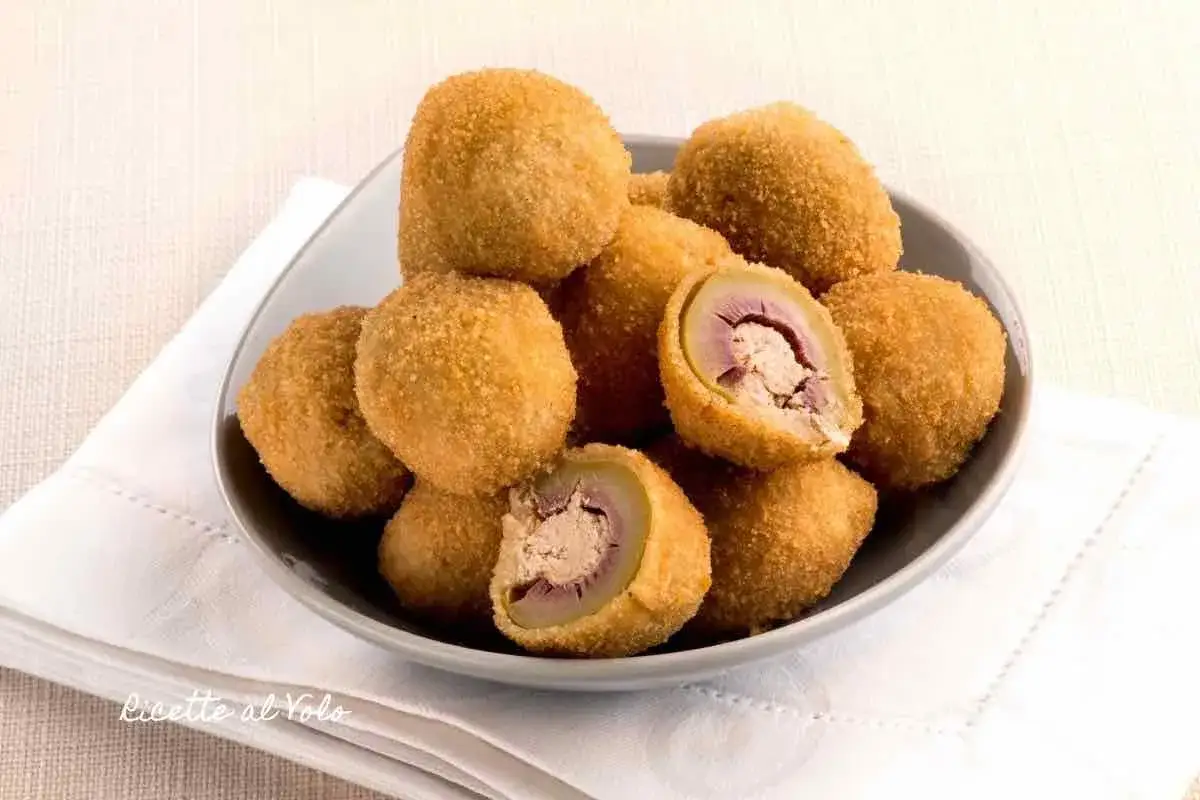 Olive ascolane fritte, croccanti fuori e morbide dentro, con il loro ripieno gustoso. Perfette per scoprire gli ingredienti di questa ricetta.