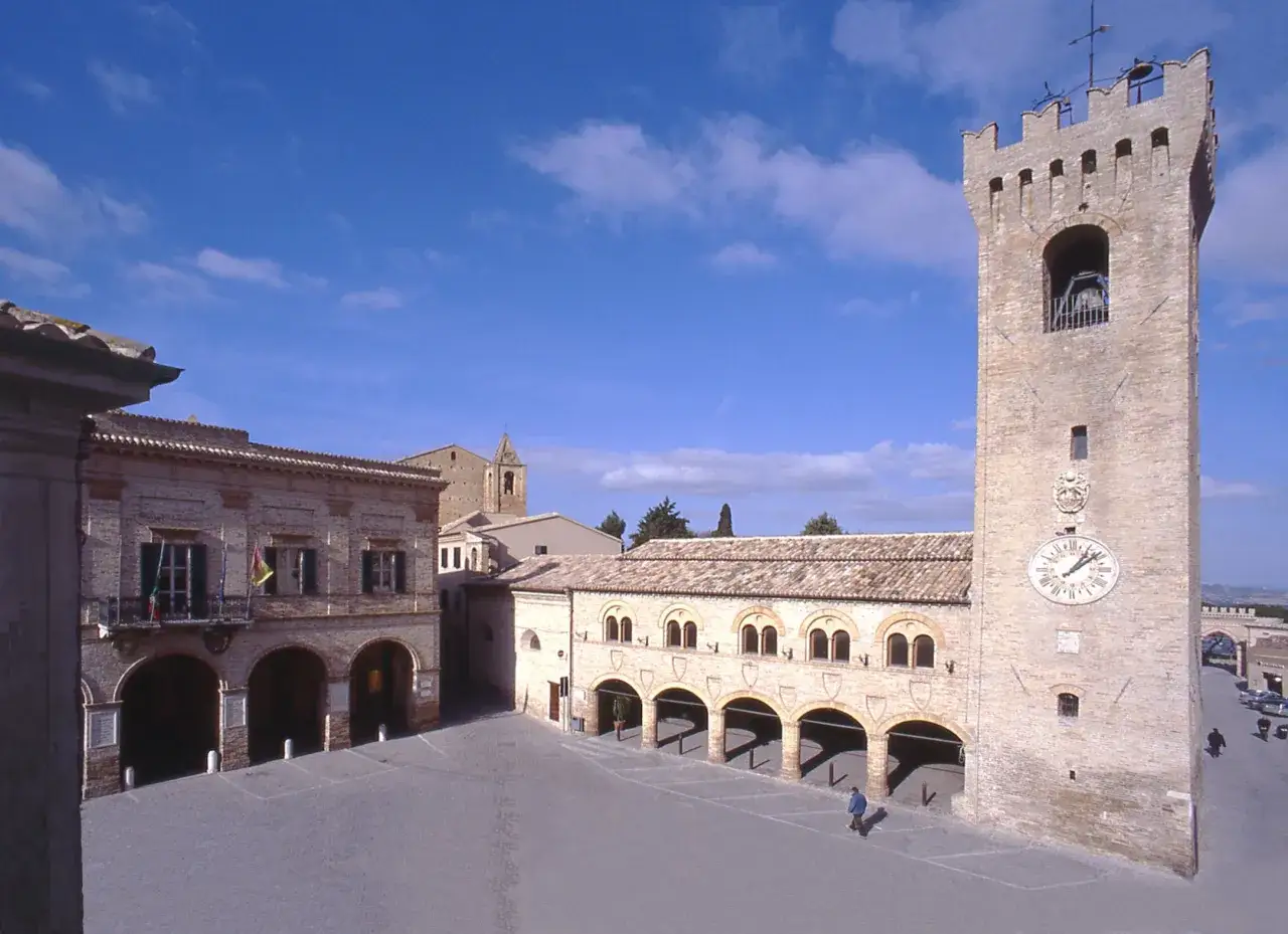 Piazza di Montelupone con torre civica, orologio e portici. Cosa vedere in questo borgo marchigiano.