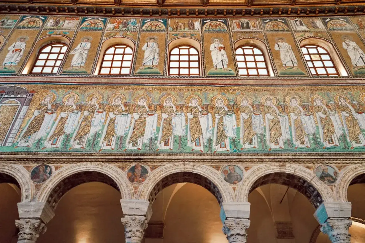 Magnifici mosaici bizantini, tra le principali attrazioni di Ravenna, raffigurano figure sacre sotto arcate decorate.