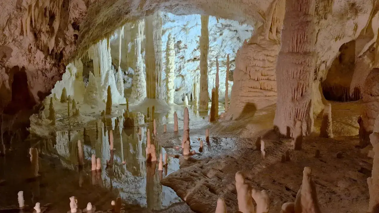 Stalattiti e stalagmiti creano un paesaggio surreale nelle Grotte di Frasassi. Curiosit&agrave; naturali che sembrano sculture.