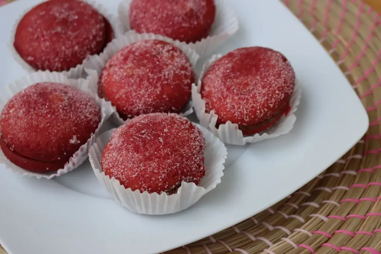 Dolcetti rossi ricoperti di zucchero, tra i 3 prodotti tipici delle Marche.