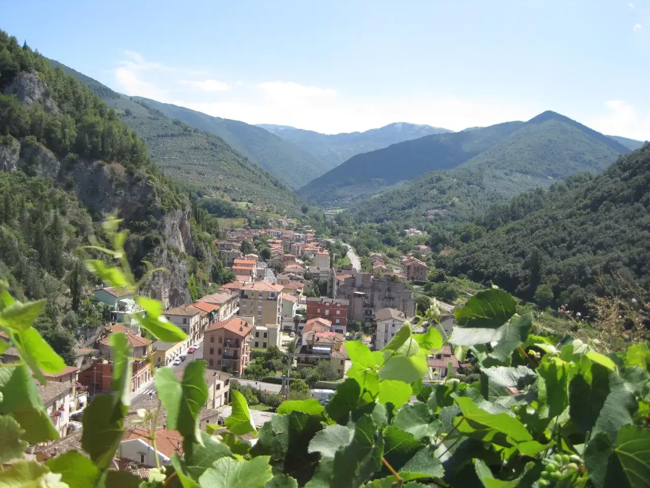 Arrone, incantevole borgo tra le montagne. Cosa vedere? Case con tetti rossi abbracciate dalla natura rigogliosa.
