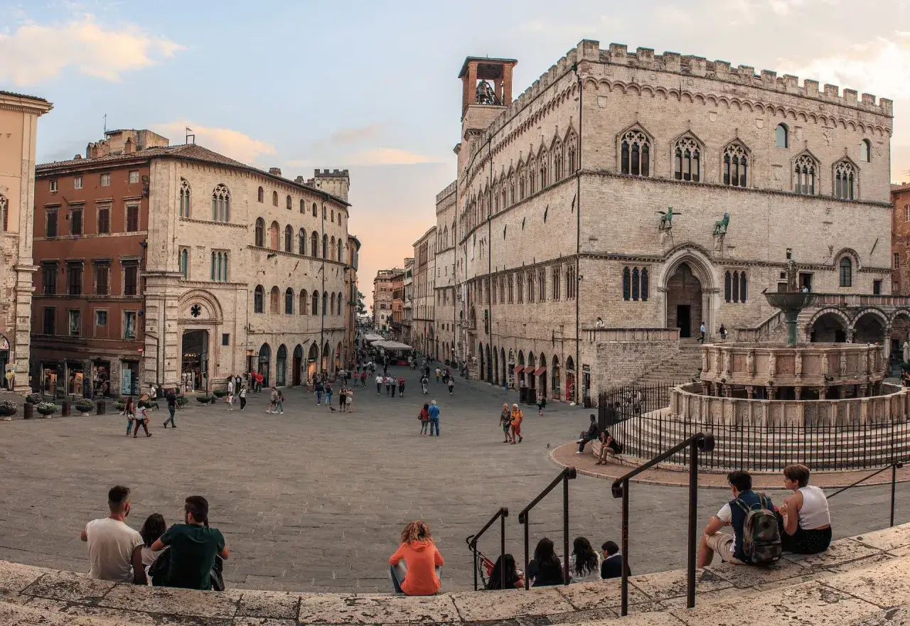 Piazza IV Novembre a Perugia: la Fontana Maggiore e il Palazzo dei Priori sono imperdibili. Un luogo perfetto per scoprire cosa vedere a Perugia.