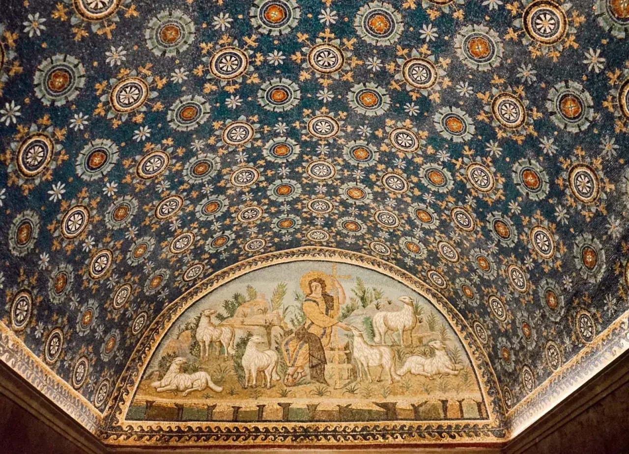 Mosaico celeste con figure di pecore e un pastore, una delle attrazioni Ravenna pi&ugrave; affascinanti.