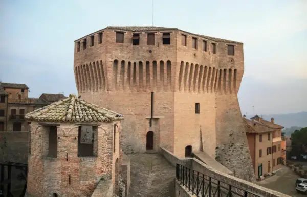 Rocche e torri in mattoni a Mondavio, un luogo da scoprire.