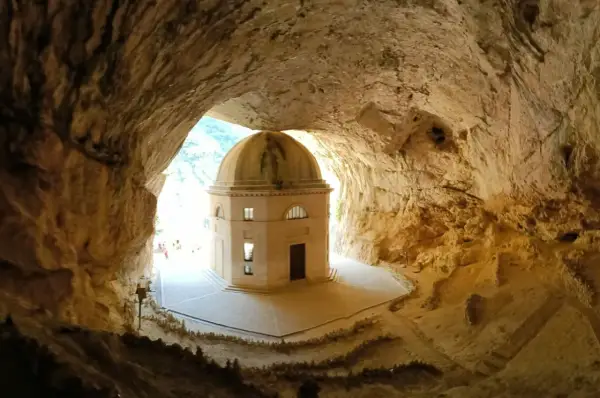 Tempio di Valadier, un gioiello nascosto nelle Marche, meta imperdibile per il turismo.