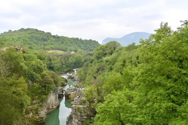 Un fiume serpeggia tra gole rocciose e fitti boschi, creando un suggestivo percorso tra le marmitte dei giganti.